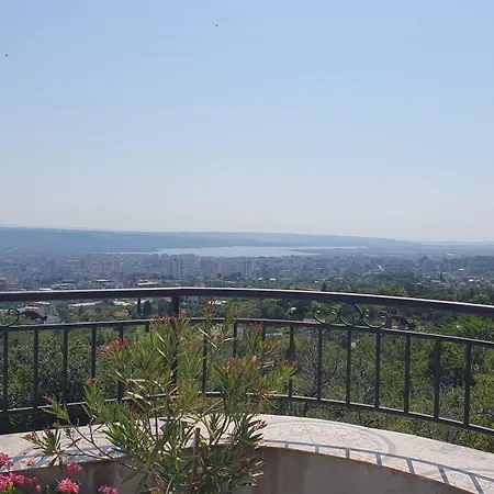 بيت ضيافة двойна с балкон и гледка към морето فارنا